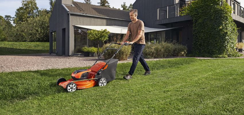 HUSQVARNA LC 142i with Battery and Charger